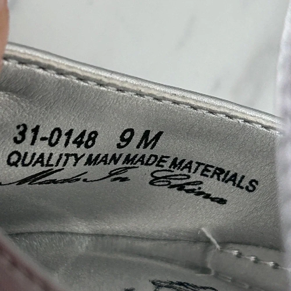 Easy Street Alive @ 5 Emerald‎ Silver Satin Slingback Pumps Heels 9M NEW